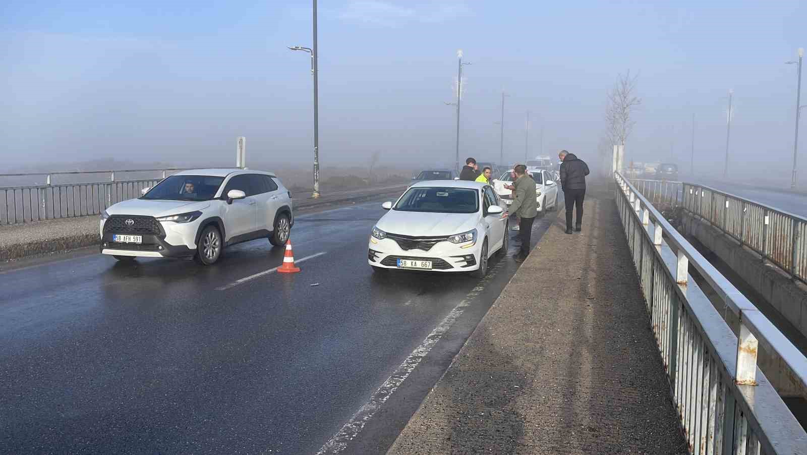 Sivas’ta buzlanma zincirleme kazaya neden oldu, çok sayıda araç birbirine girdi 8 sivasta buzlanma zincirleme kazaya neden oldu cok sayida arac birbirine girdi 4