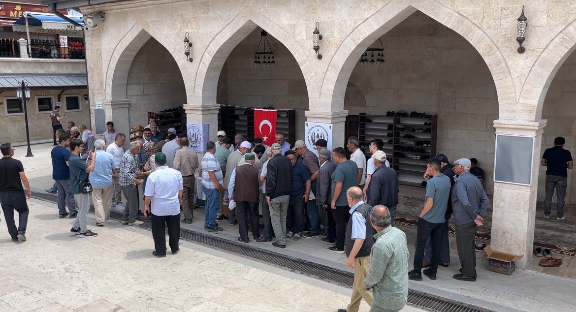 sivasta cami cemaatine asure ikram edildi 2 LbGKlwXQ