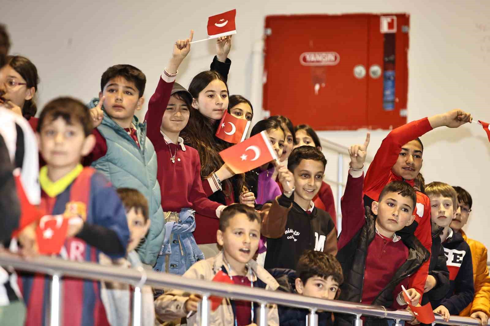 Sivas’ta çocuklar halk oyunlarıyla buluştu 7 sivasta cocuklar halk oyunlariyla bulustu 3 WNqfbLpT