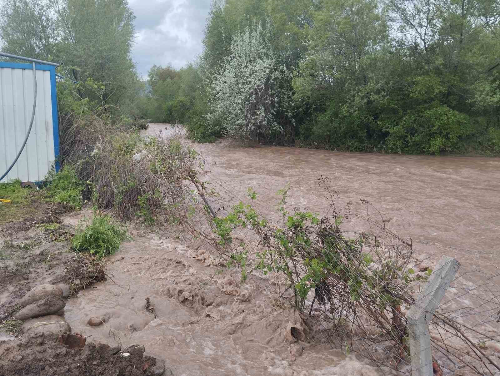 sivasta dere tasti sera ve bahceler sular altinda kaldi 3 TO8X6c2s