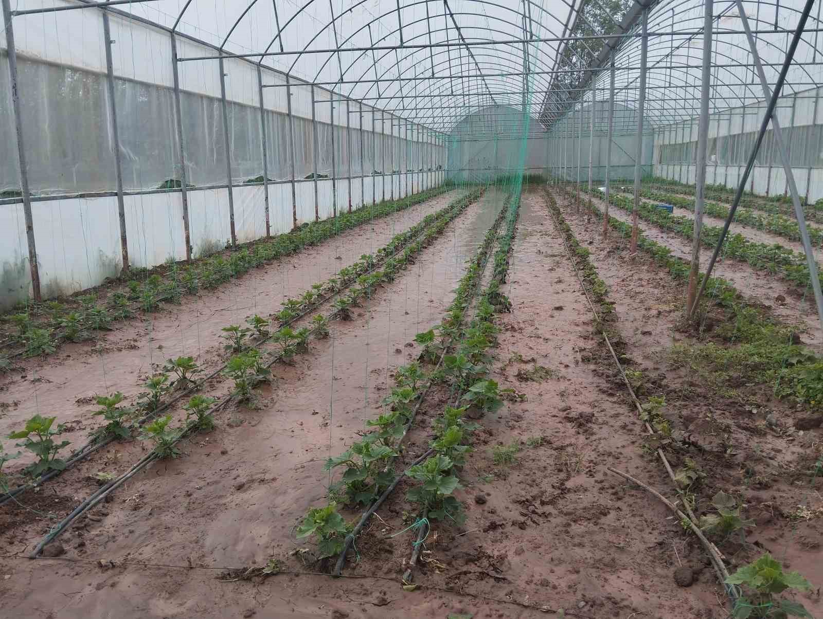 sivasta dere tasti sera ve bahceler sular altinda kaldi 4