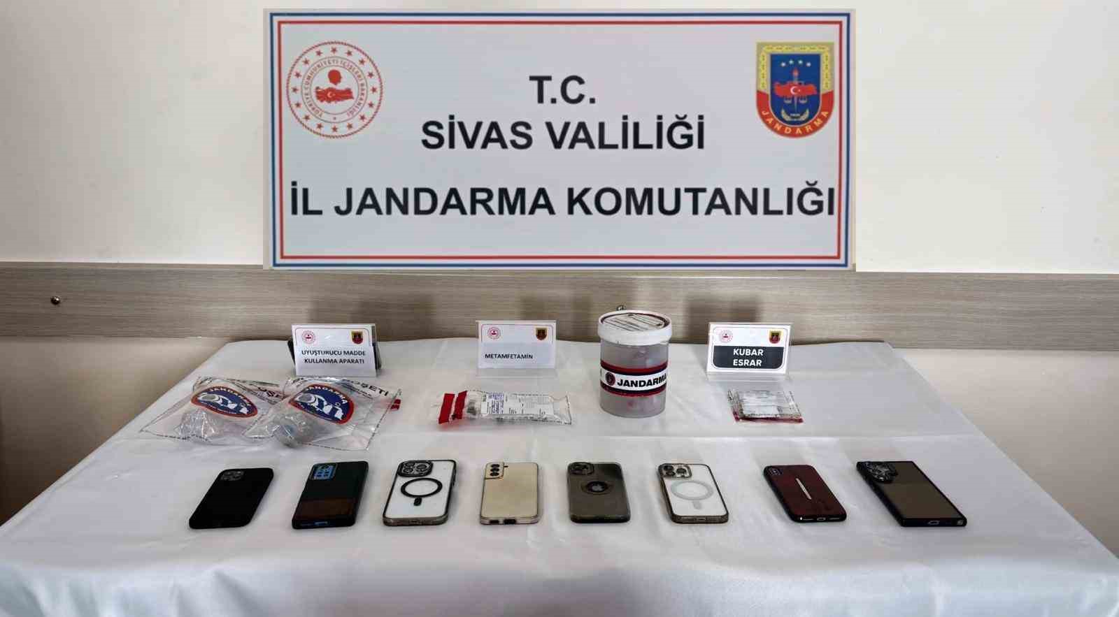 sivasta es zamanli uyusturucu operasyonu 5 tutuklama 0 3Rs2ENlw