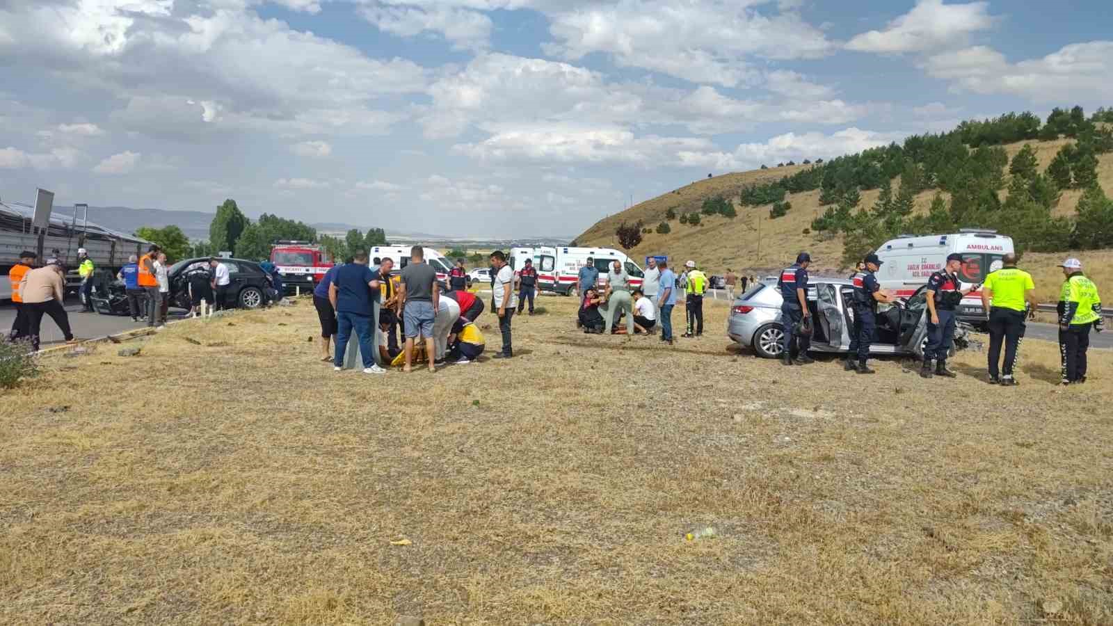 Sivas’ta feci kaza: 1’i ağır 8 yaralı 5 sivasta feci kaza 1i agir 8 yarali 1 gNMNKDAC