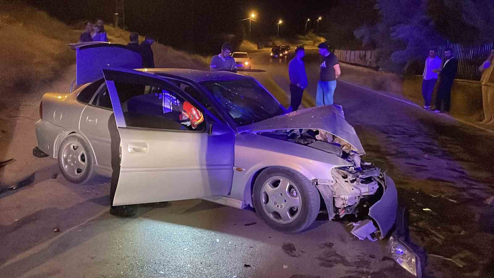 Sivas’ta gece saatlerine iki otomobilin çarpıştığı kazada 1 kişi öldü, 5 kişi yaralandı 4 sivasta gece saatlerine iki otomobilin carpistigi kazada 1 kisi oldu 5 kisi yaralandi 0 QkRvsJ2n