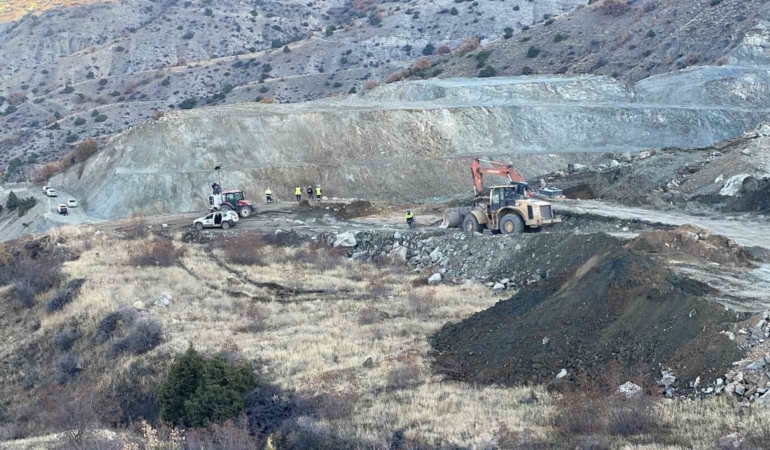 sivasta-gocuk-altinda-kalan-madenciyi-arama-calismalari-18-gundur-suruyor-qmPt1tEL.jpg