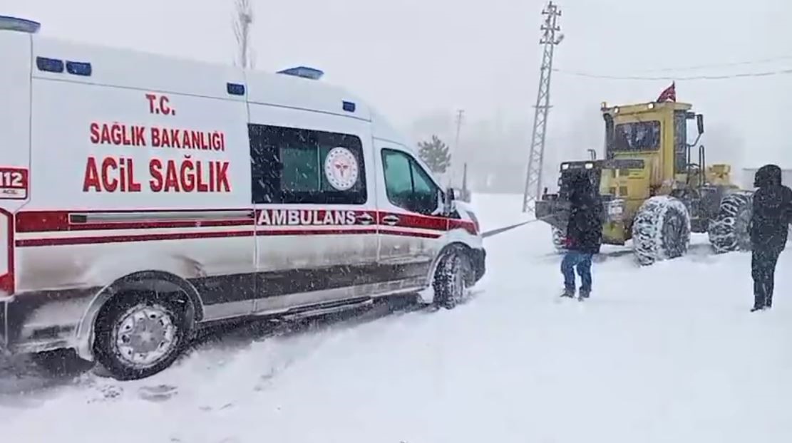 sivasta hamile kadin rahatsizlandi kapanan yolu acmak icin ekipler seferber oldu 0 vqZf2qdi