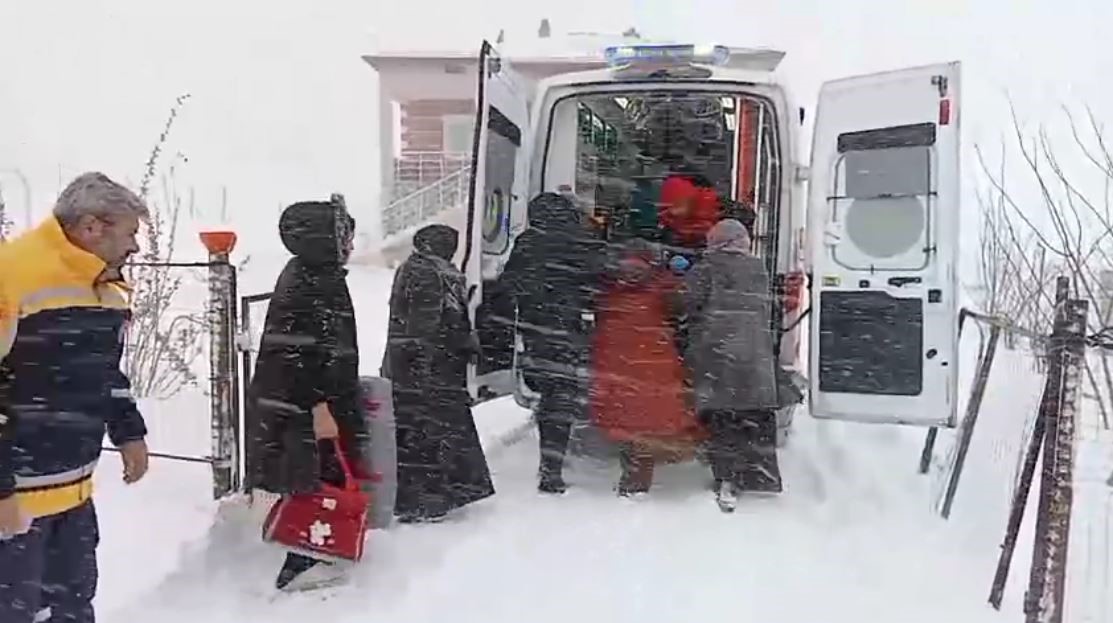 sivasta hamile kadin rahatsizlandi kapanan yolu acmak icin ekipler seferber oldu 1 5f4ukPyE