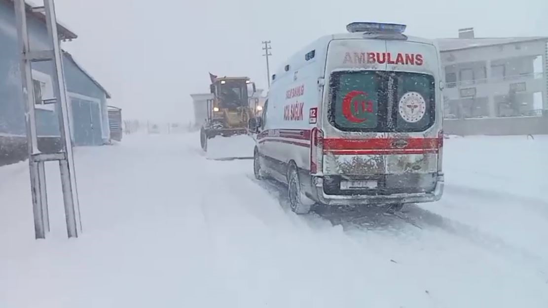 sivasta hamile kadin rahatsizlandi kapanan yolu acmak icin ekipler seferber oldu 2 J8zMzrnq