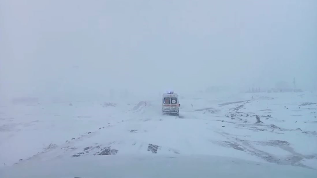 sivasta hamile kadin rahatsizlandi kapanan yolu acmak icin ekipler seferber oldu 3 ZS9qneWk