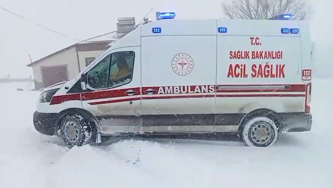 sivasta hamile kadin rahatsizlandi kapanan yolu acmak icin ekipler seferber oldu 4 ZOmftgfP
