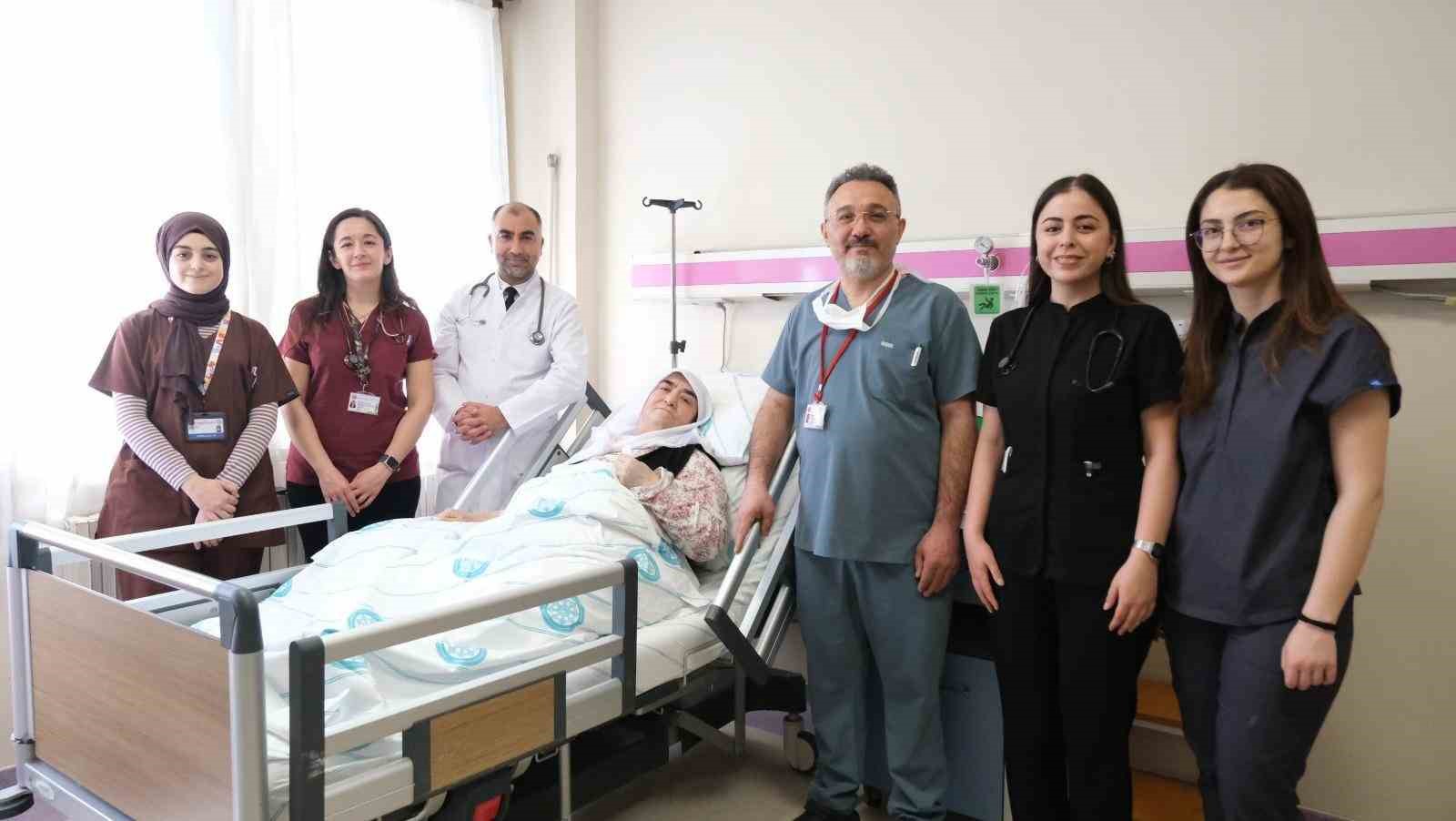 sivasta hastanin gogus duvarindaki 8 kiloluk tumor basariyla cikarildi 0 1lwg8VP8