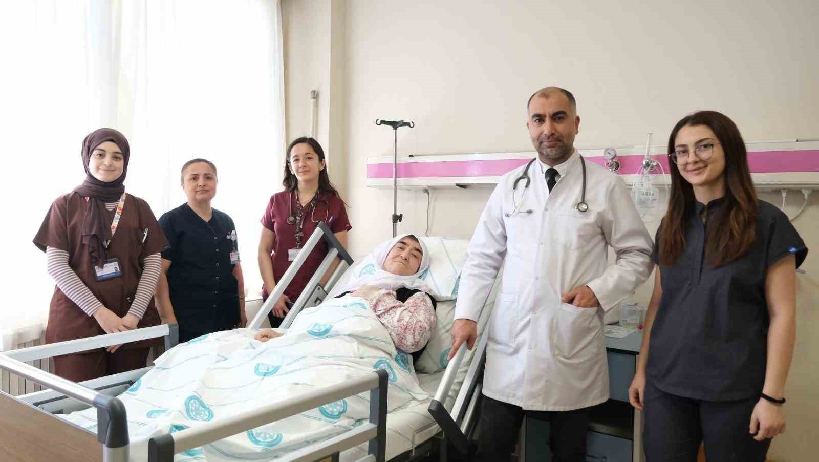 sivasta hastanin gogus duvarindaki 8 kiloluk tumor basariyla cikarildi 2 FBOAWk8S