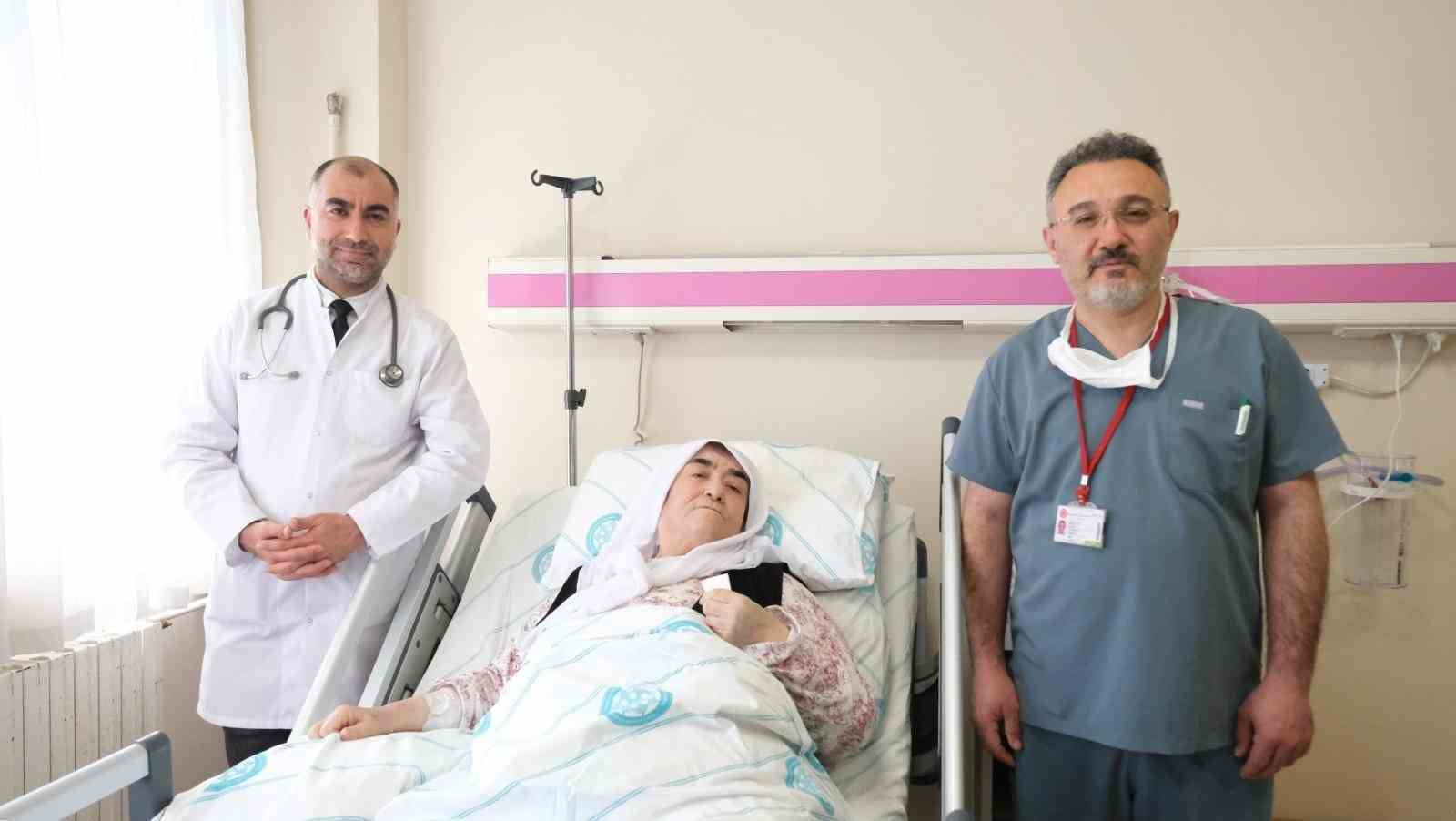 sivasta hastanin gogus duvarindaki 8 kiloluk tumor basariyla cikarildi 3 E1ATkVFf