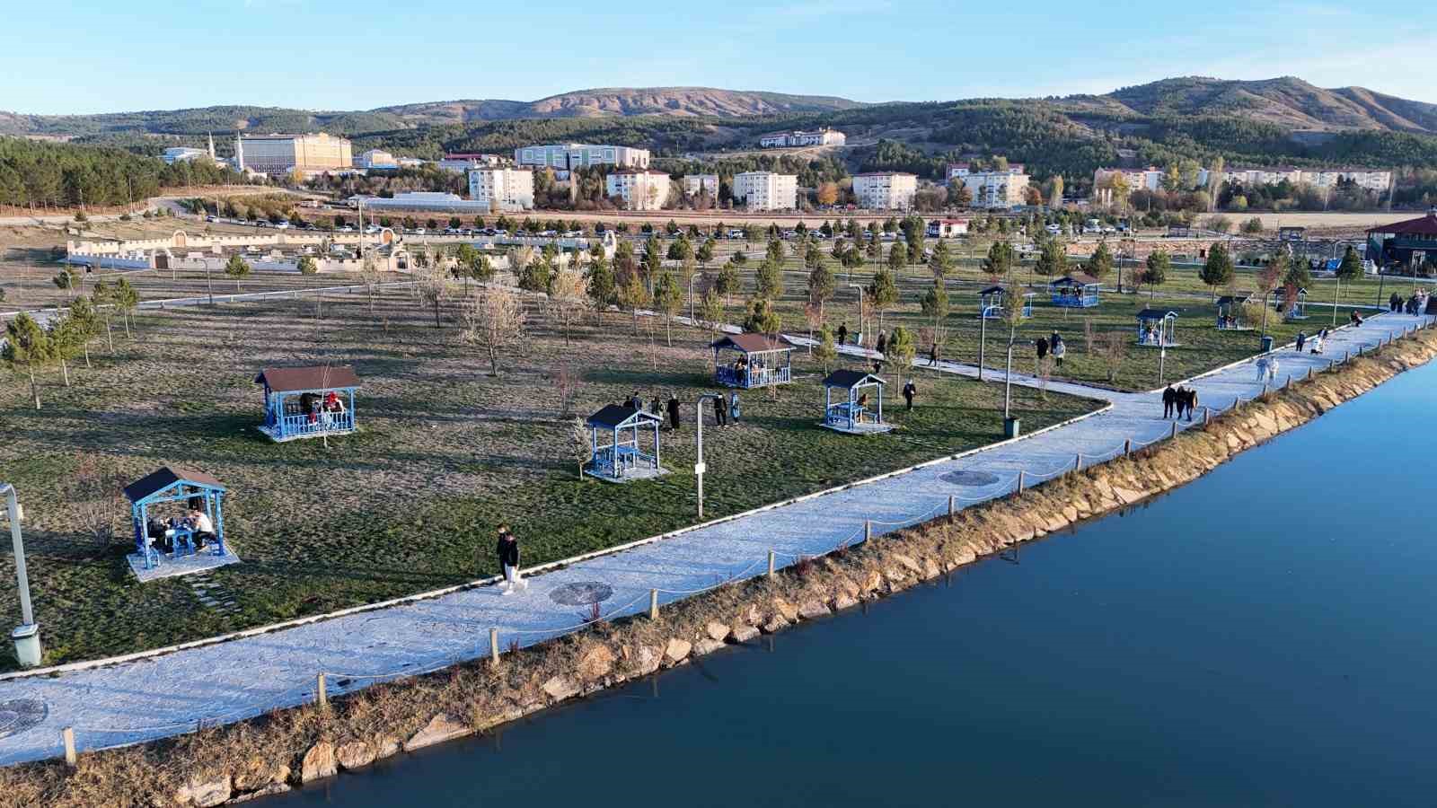 sivasta hava sicakliklari mevsim normalleri uzerinde seyretti vatandaslar hafta sonunu piknik alanlarinda gecirdi 0 E27pn4LY