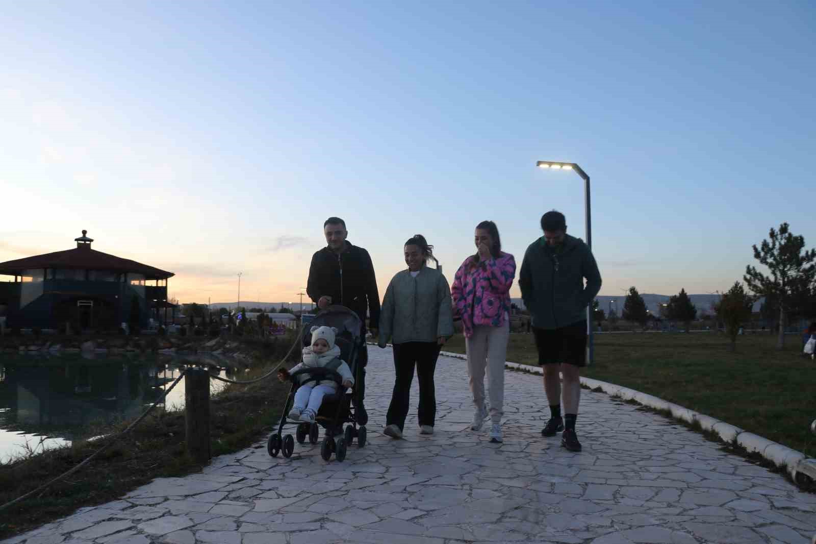 sivasta hava sicakliklari mevsim normalleri uzerinde seyretti vatandaslar hafta sonunu piknik alanlarinda gecirdi 3