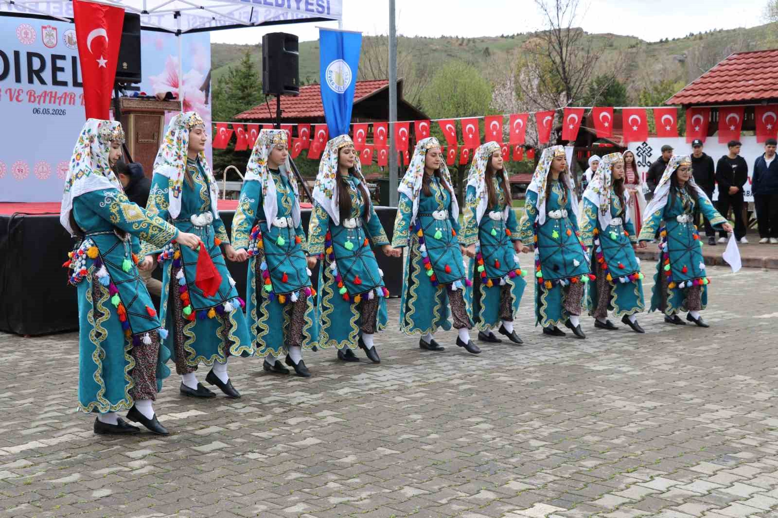 sivasta hidirellez kutlamalarinda kis ile bahar adeta ic ice gecti 1 CmEh9v7m