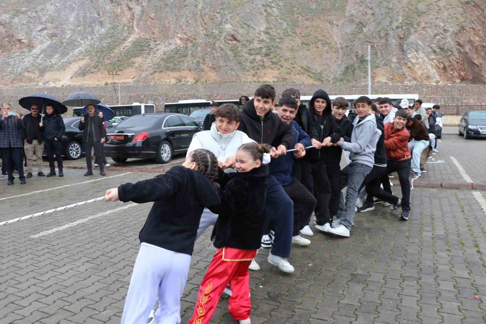 sivasta hidirellez kutlamalarinda kis ile bahar adeta ic ice gecti 5 yAJhkXv9