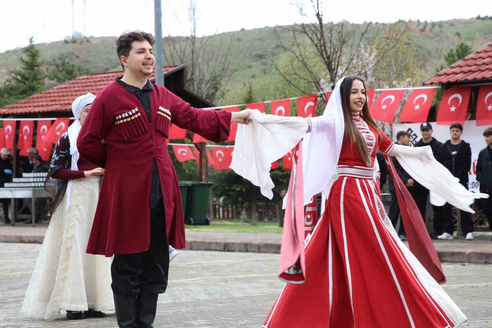 sivasta hidirellez kutlamalarinda kis ile bahar adeta ic ice gecti 7 yTOsCtiG