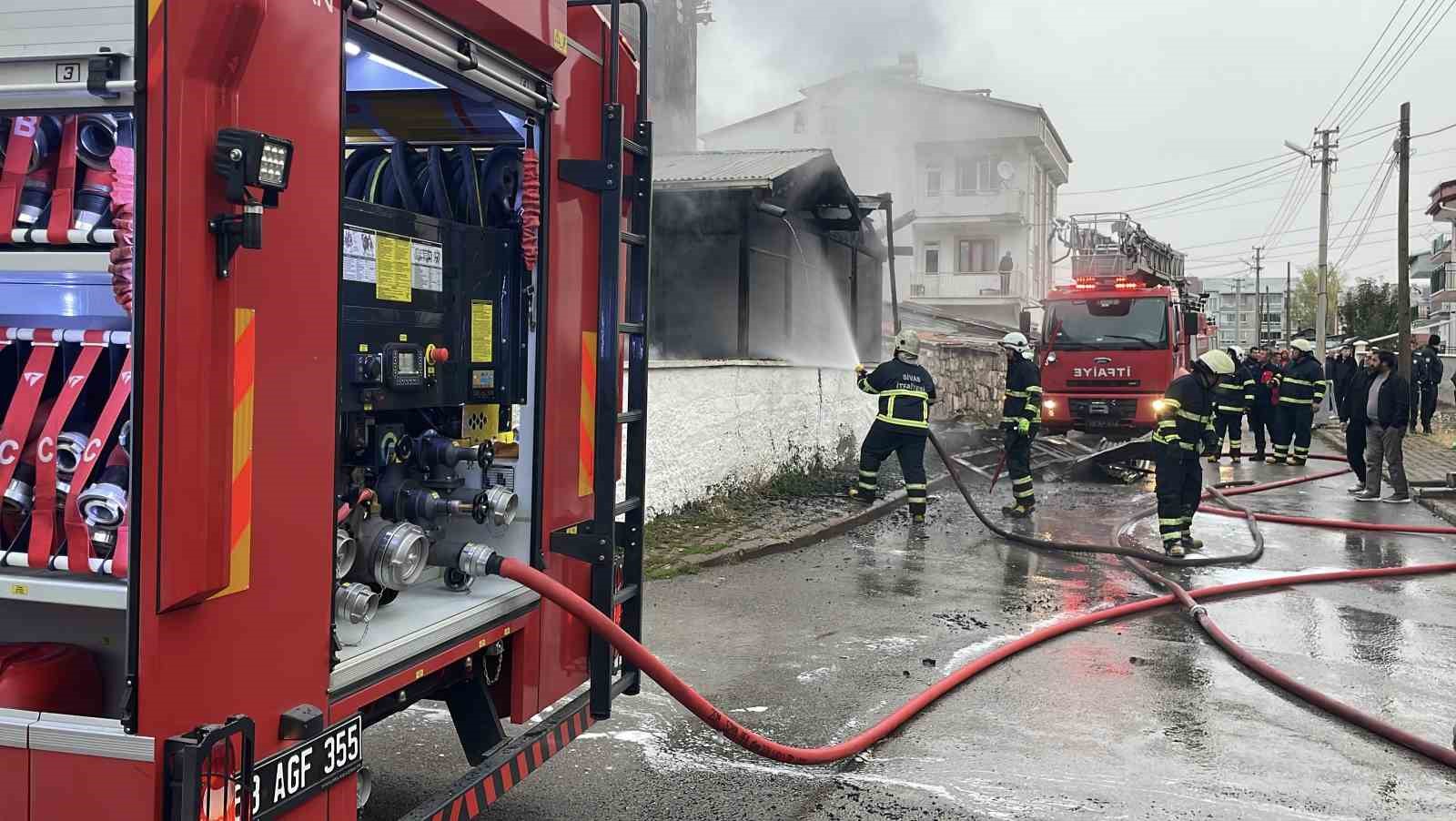 sivasta ikamet yangini kundaklama suphesiyle 1 gozalti 2 KdQGQR94
