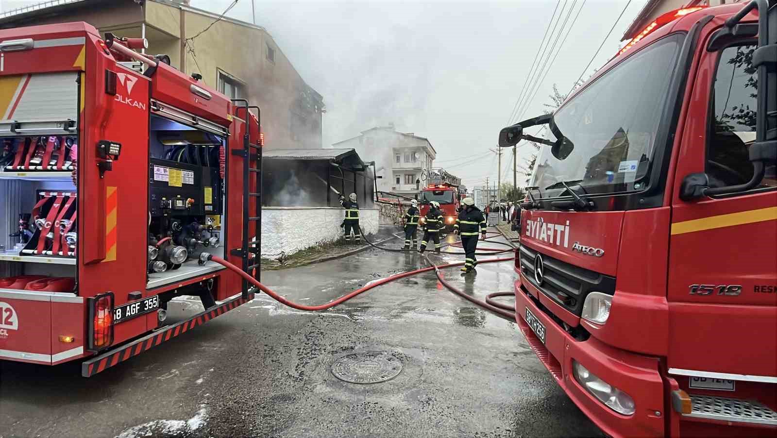 sivasta ikamet yangini kundaklama suphesiyle 1 gozalti 3 p85aQ7di