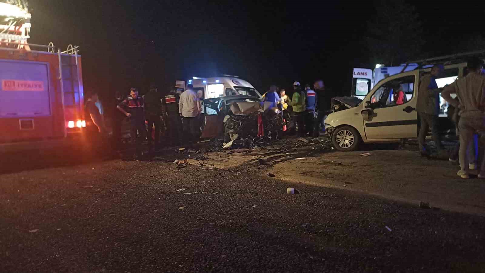 sivasta iki arac kafa kafaya carpisti 4u agir 8 yarali 0