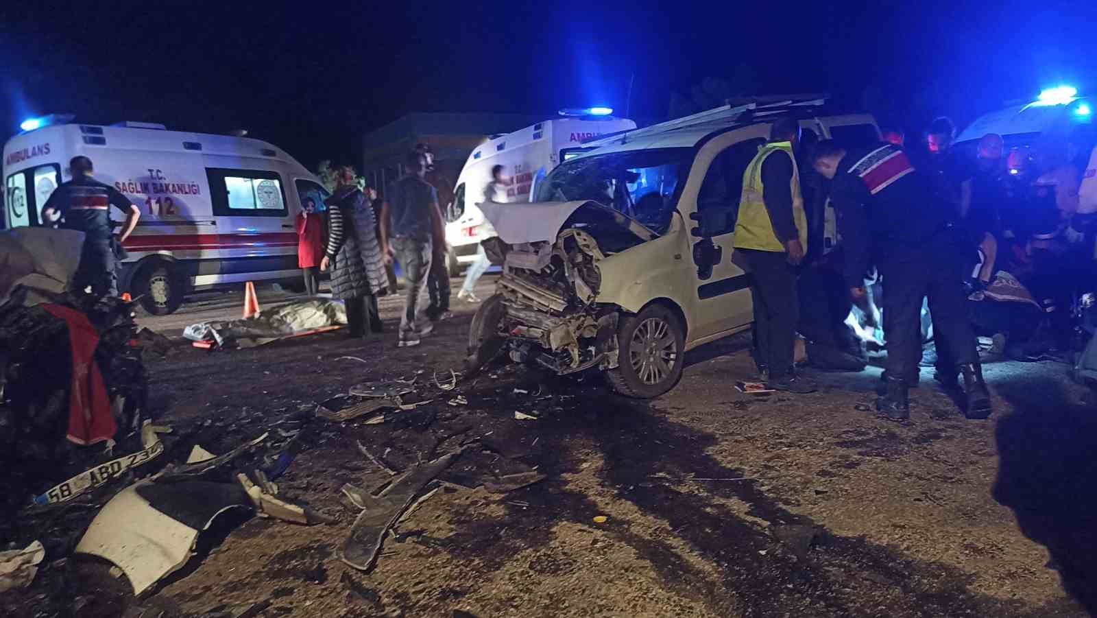 sivasta iki arac kafa kafaya carpisti 4u agir 8 yarali 1 XlYYs72F