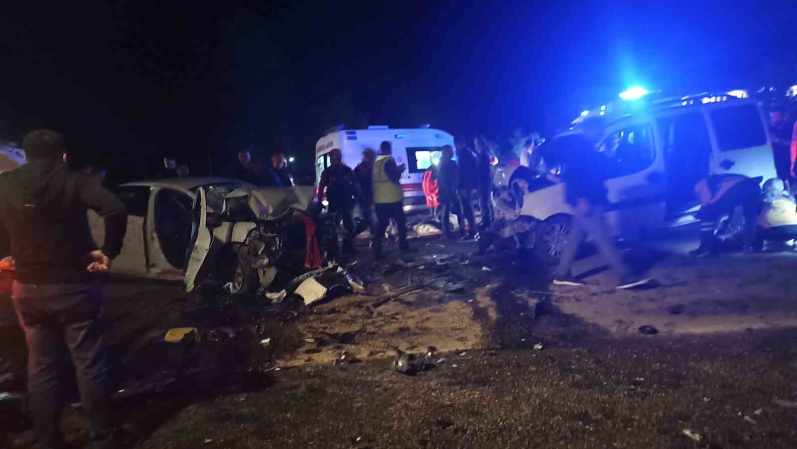 sivasta iki arac kafa kafaya carpisti 4u agir 8 yarali 3 7I9N3MkE