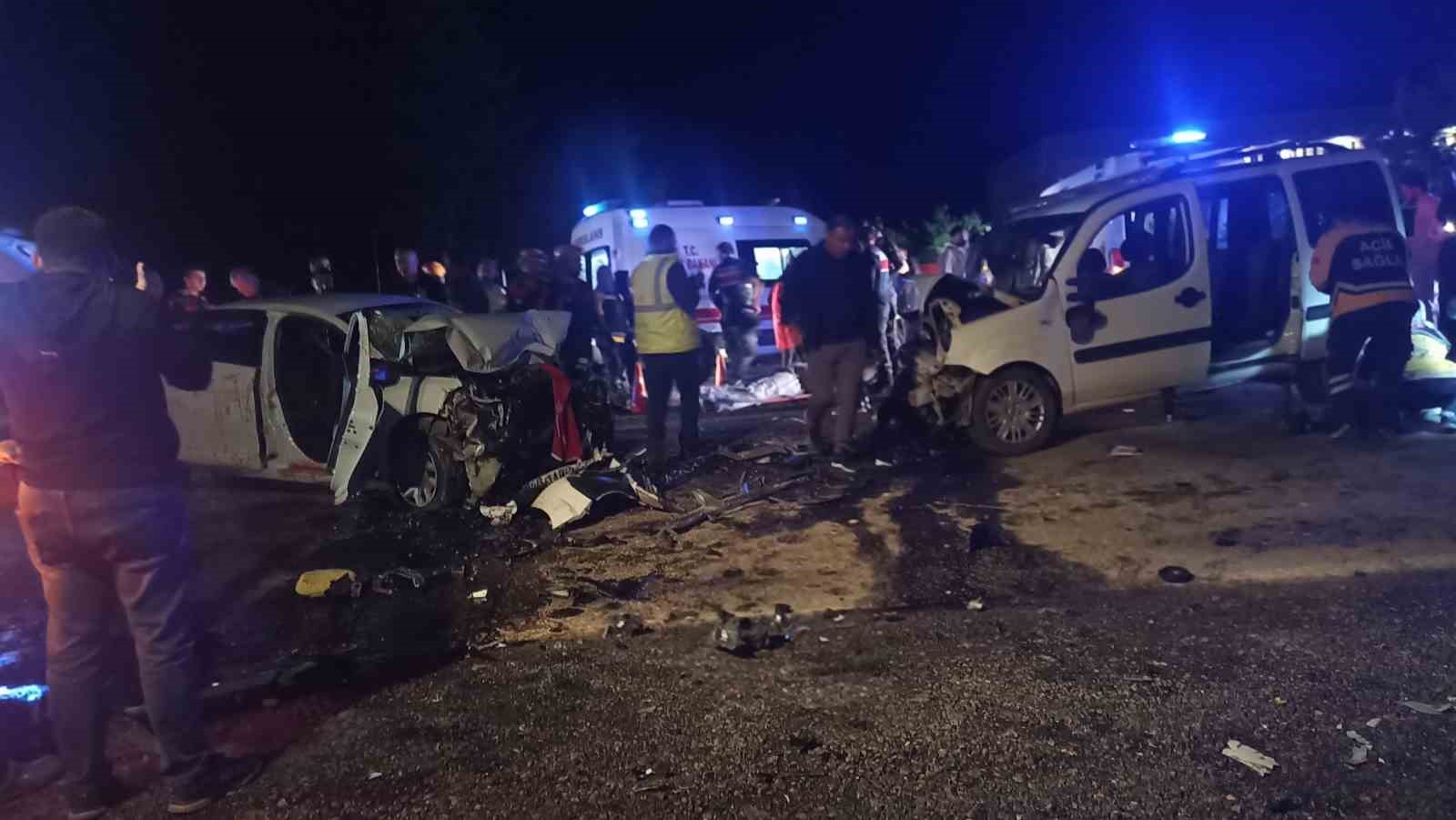 sivasta iki arac kafa kafaya carpisti 4u agir 8 yarali 4 ap8fWUYp
