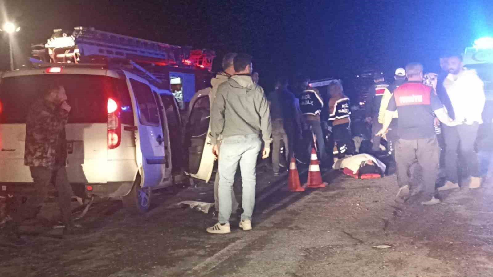 sivasta iki arac kafa kafaya carpisti 4u agir 8 yarali 6 pRHt8sa5
