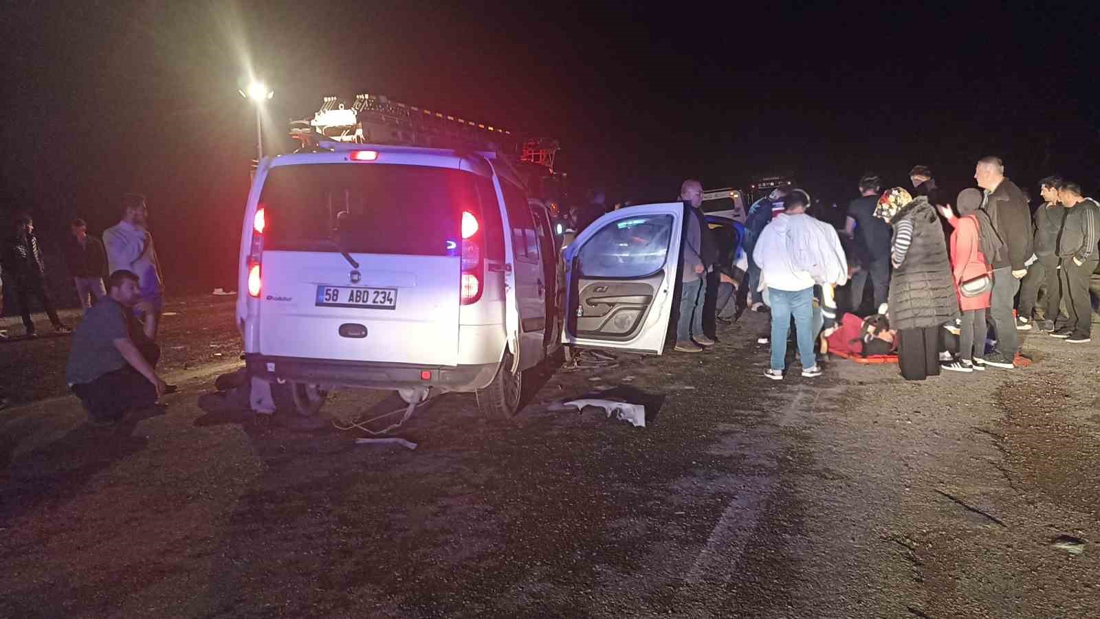 sivasta iki arac kafa kafaya carpisti 4u agir 8 yarali 8 Tw1IJj83