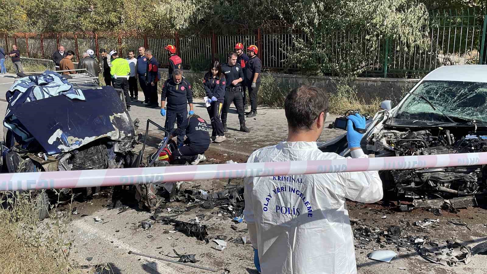 sivasta iki otomobil carpisti 1 olu 1 yarali 6