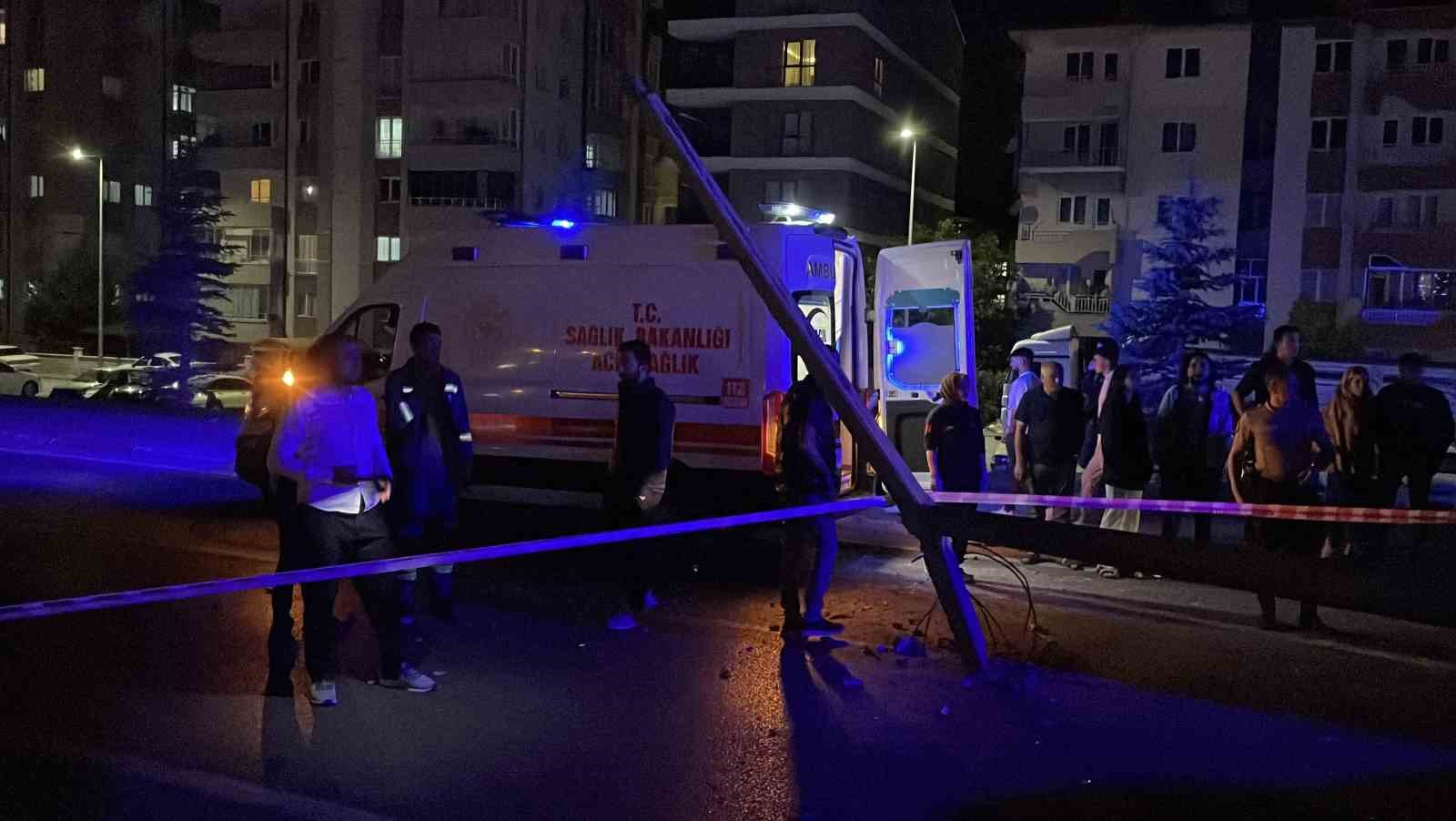 sivasta iki otomobil carpisti 2si cocuk 5 yarali 2 FwSJKIpq