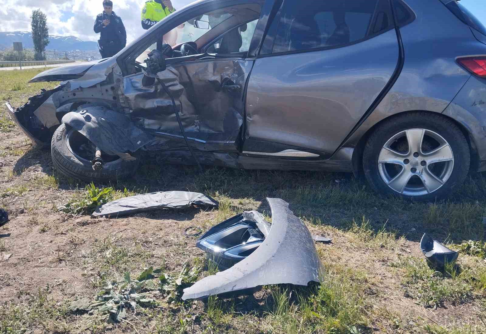 sivasta iki otomobilin carpistigi kazada 4 kisi yaralandi 0 cB4CV1c5