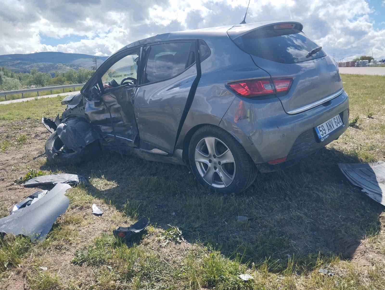sivasta iki otomobilin carpistigi kazada 4 kisi yaralandi 1 6gptrEO6