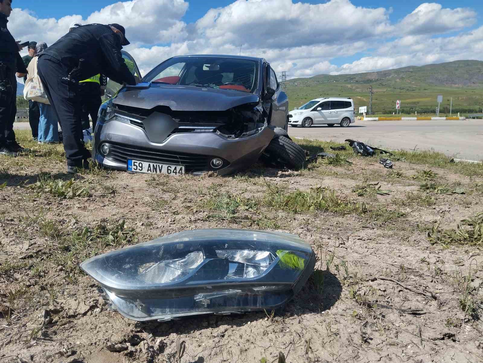 sivasta iki otomobilin carpistigi kazada 4 kisi yaralandi 2 rk3UEcsY