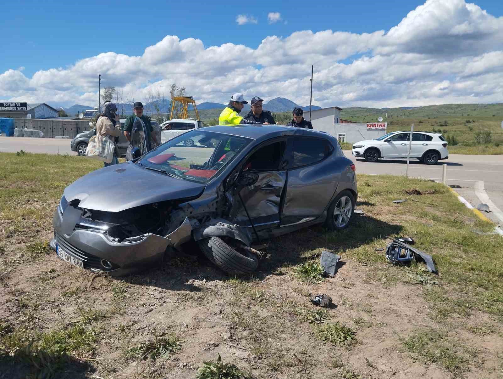 sivasta iki otomobilin carpistigi kazada 4 kisi yaralandi 3 31wtgpNa