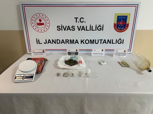 Sivas’ta jandarmadan uyuşturucu operasyonu: 1 kişi tutuklandı 4 sivasta jandarmadan uyusturucu operasyonu 1 kisi tutuklandi 0 yEkinEAv