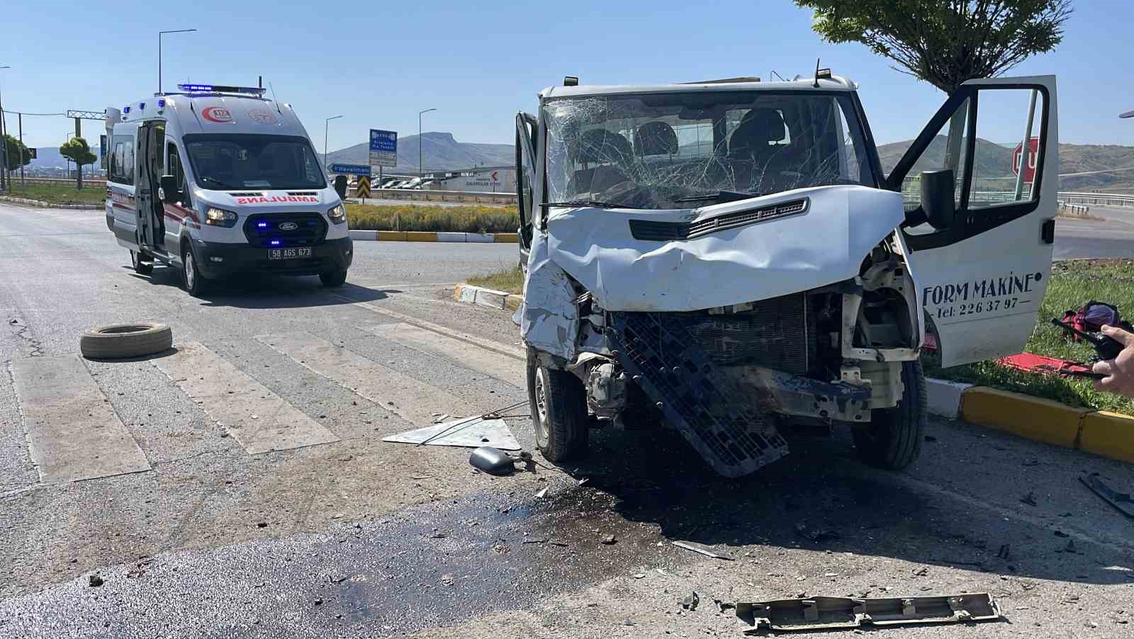 Sivas’ta kamyonetler çarpıştı: 5 yaralı 4 sivasta kamyonetler carpisti 5 yarali 0 pVUm7Vwj