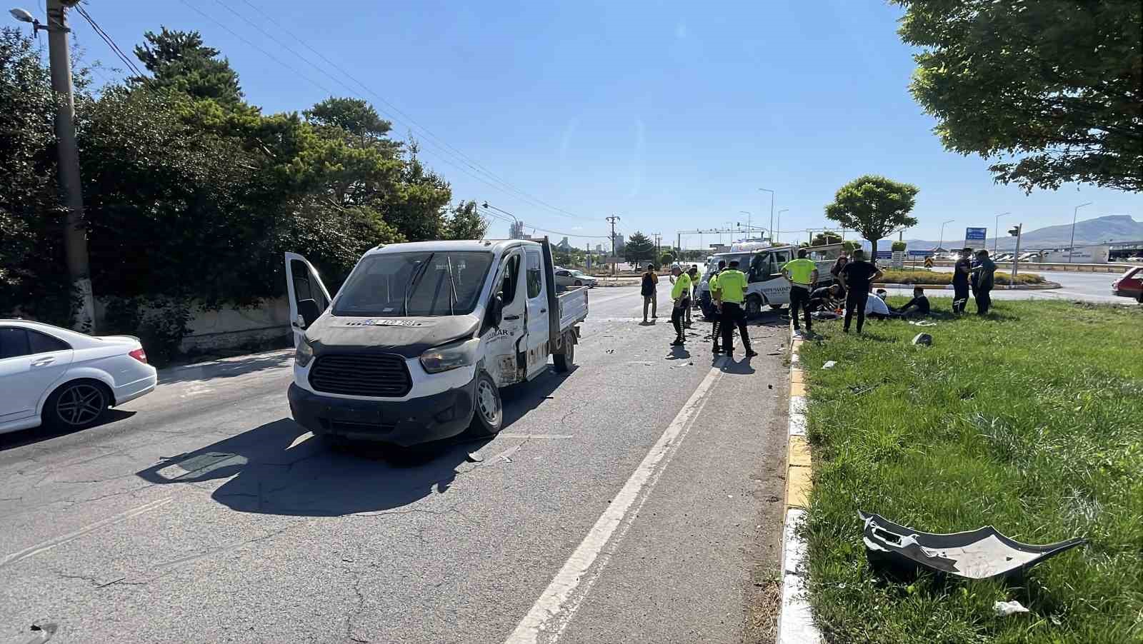 Sivas’ta kamyonetler çarpıştı: 5 yaralı 5 sivasta kamyonetler carpisti 5 yarali 1 1cKIrl35
