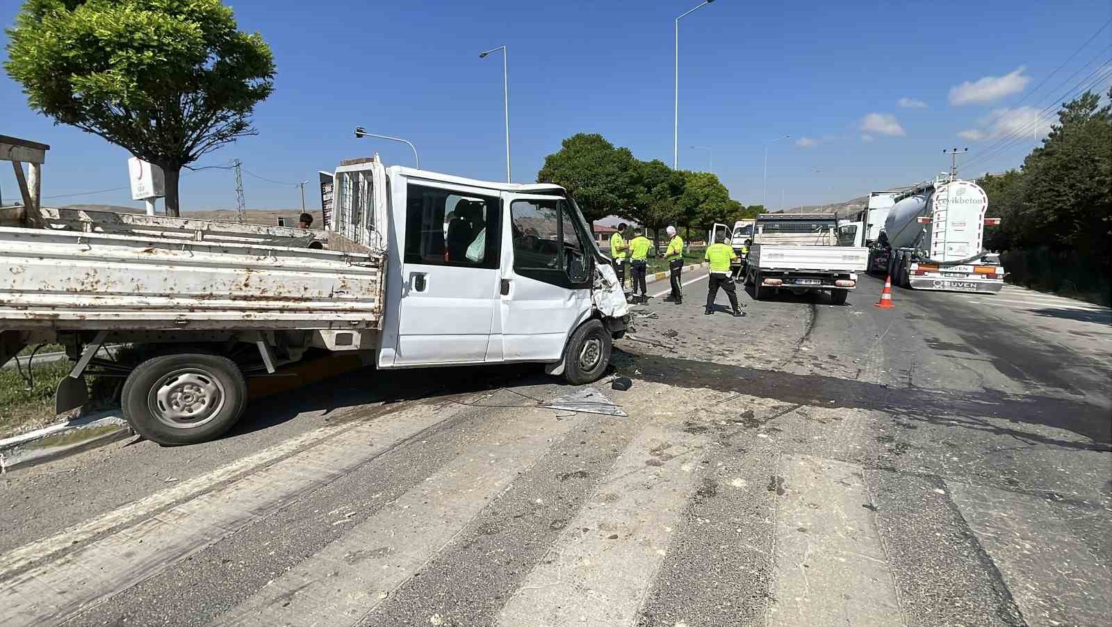 Sivas’ta kamyonetler çarpıştı: 5 yaralı 6 sivasta kamyonetler carpisti 5 yarali 2 qDhvFUla