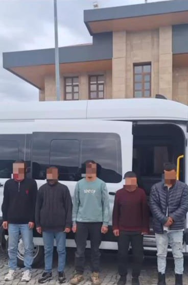 sivasta kamyonette gizlenen 5 kacak gocmen yakalandi 2 GNjbciOz