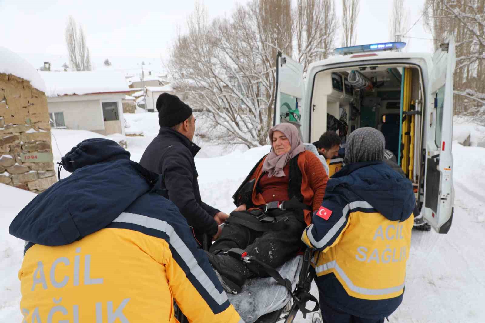 sivasta kar engeline takilan hasta icin ekipler seferber oldu 0 EE1FpRf1