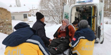 sivasta-kar-engeline-takilan-hasta-icin-ekipler-seferber-oldu-WjnvRjOP.jpg