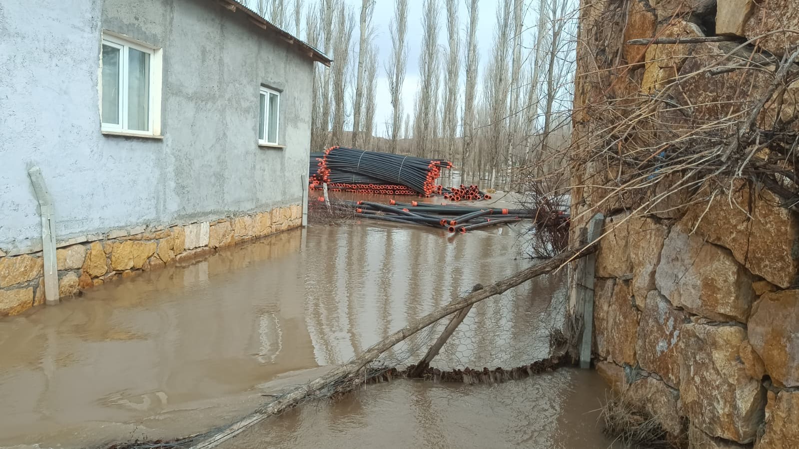 sivasta karlarin erimesi ile dereler tasti tarim arazileri gole dondu 2