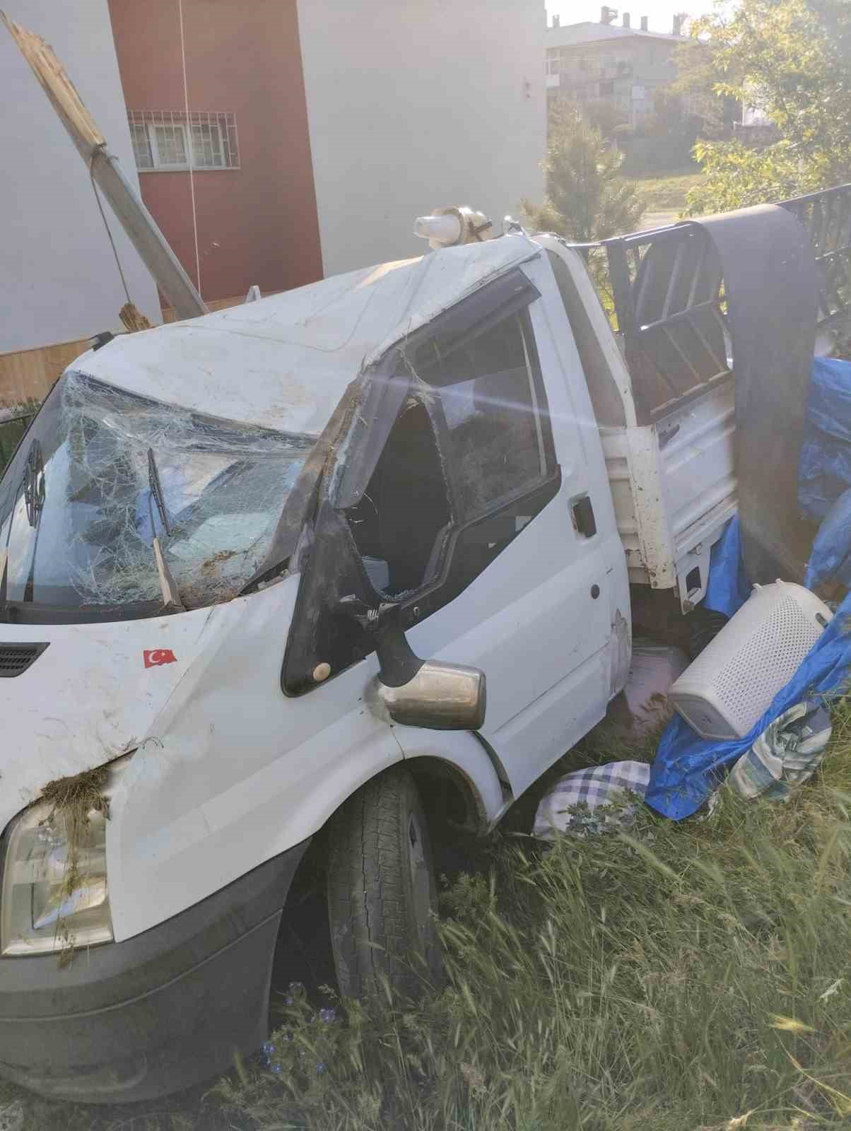 Sivas’ta kontrolden çıkan kamyonet duvara çarptı: 4 yaralı 4 sivasta kontrolden cikan kamyonet duvara carpti 4 yarali 0 Psz7vlNv