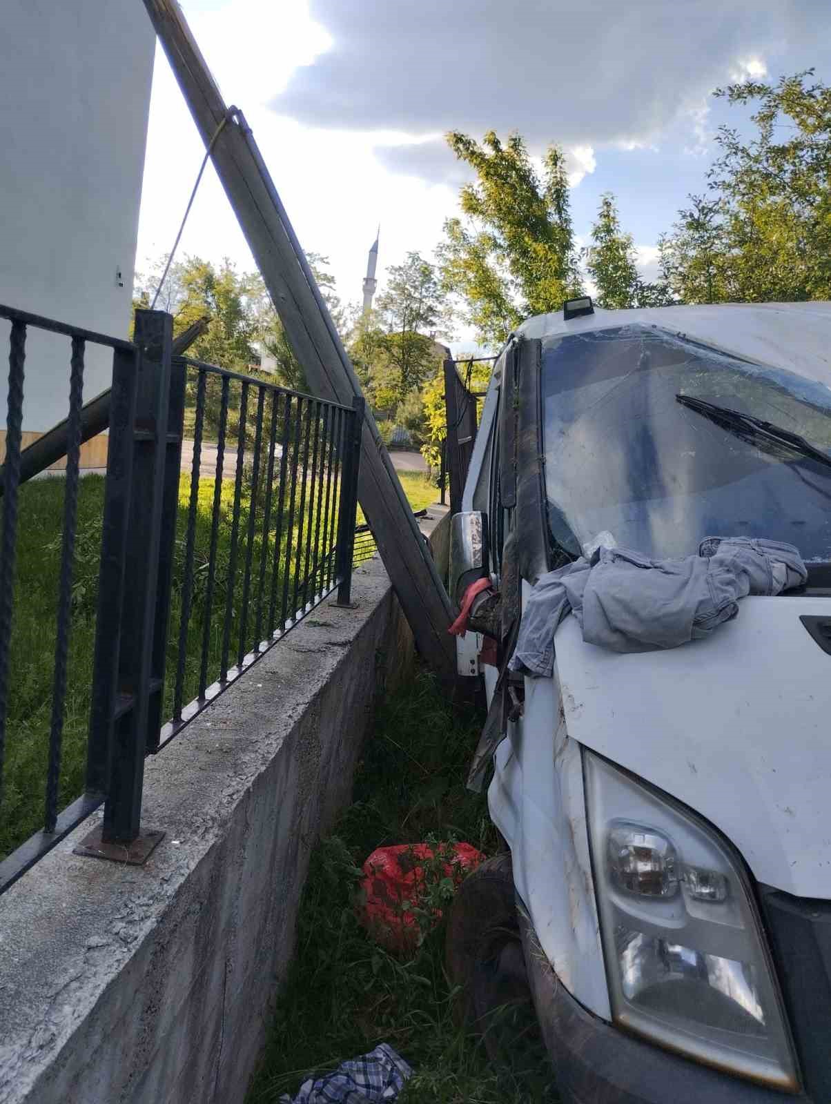 Sivas’ta kontrolden çıkan kamyonet duvara çarptı: 4 yaralı 5 sivasta kontrolden cikan kamyonet duvara carpti 4 yarali 1