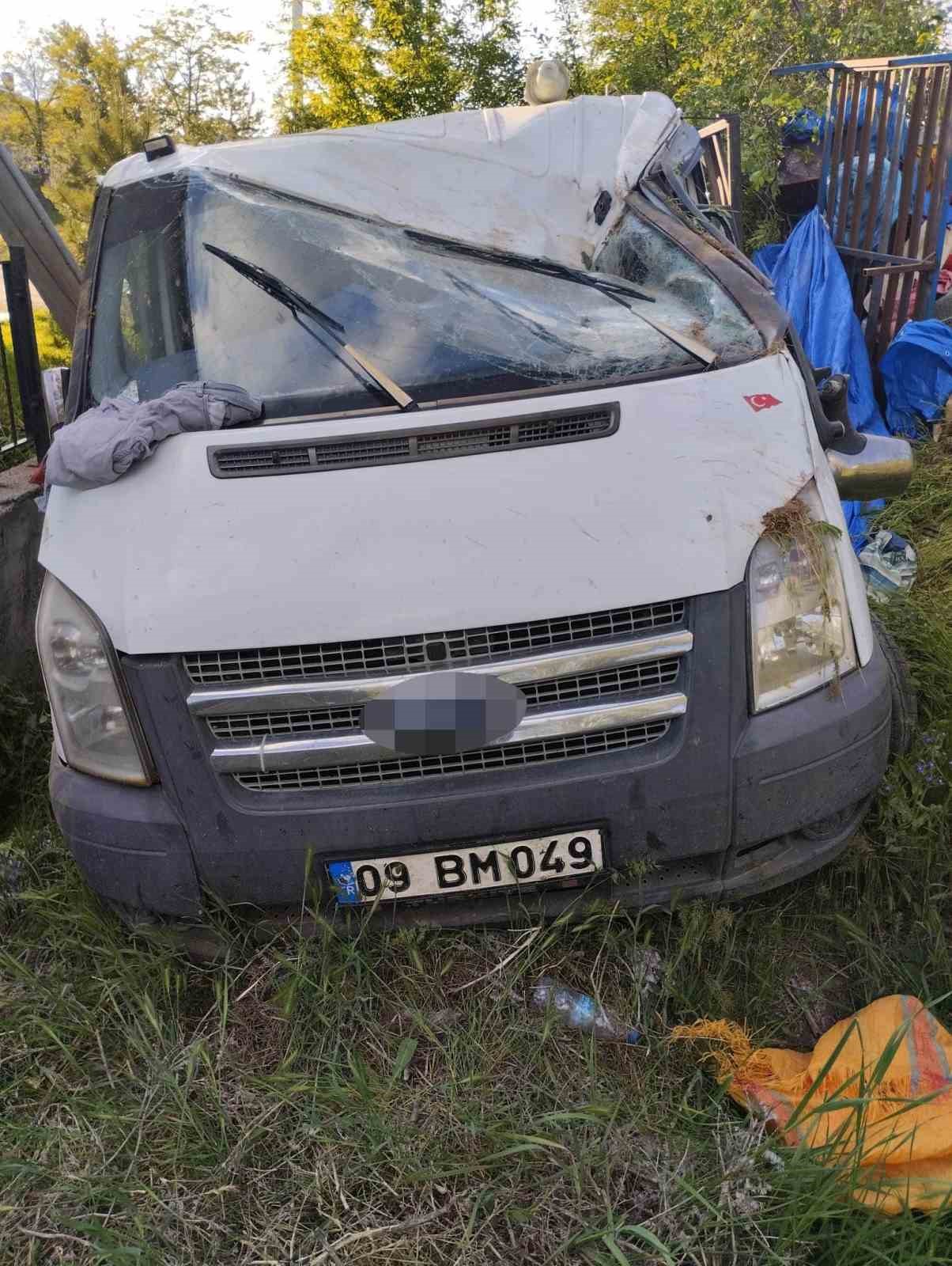 Sivas’ta kontrolden çıkan kamyonet duvara çarptı: 4 yaralı 6 sivasta kontrolden cikan kamyonet duvara carpti 4 yarali 2 hqHglTgY