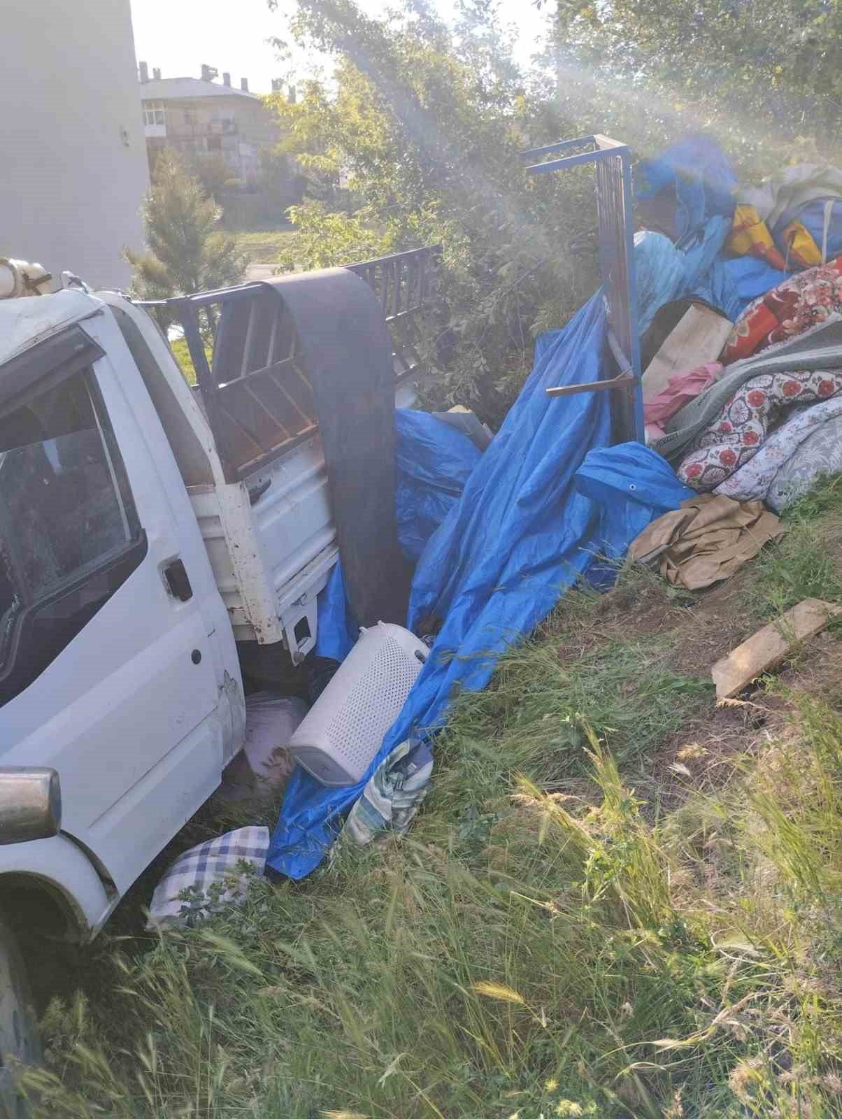 Sivas’ta kontrolden çıkan kamyonet duvara çarptı: 4 yaralı 7 sivasta kontrolden cikan kamyonet duvara carpti 4 yarali 3 BKG6tOYr