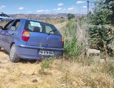 sivasta-kontrolden-cikan-otomobil-bariyerlere-carpti-4-yarali-xj3pvEtT.jpg