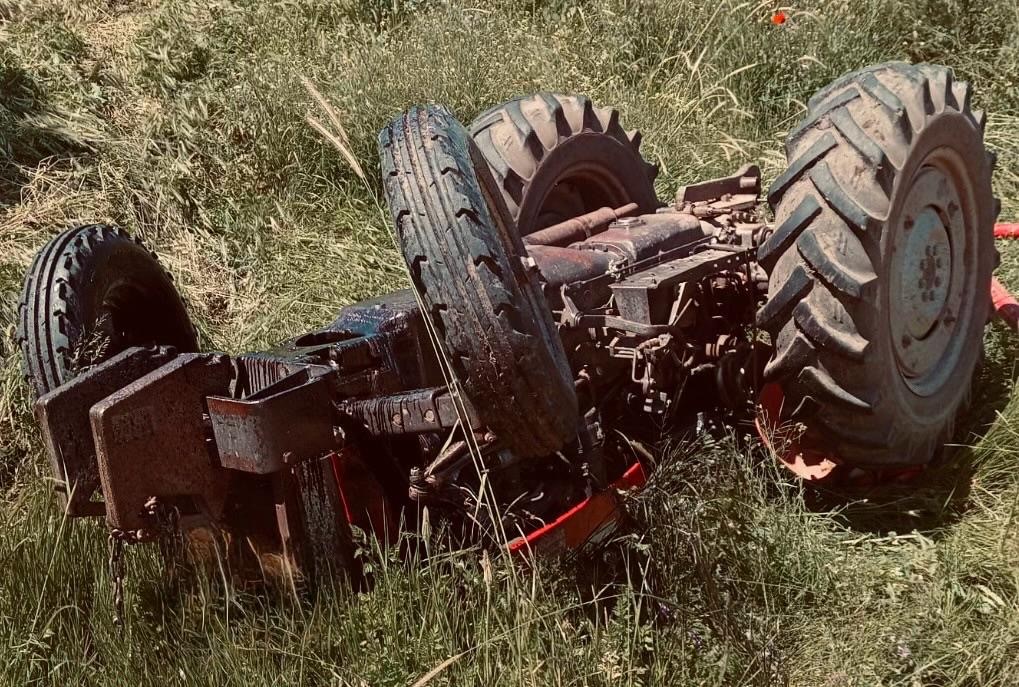 Sivas’ta kontrolden çıkan traktör devrildi: 1 ağır yaralı 4 sivasta kontrolden cikan traktor devrildi 1 agir yarali 0 qJ9jvhQV
